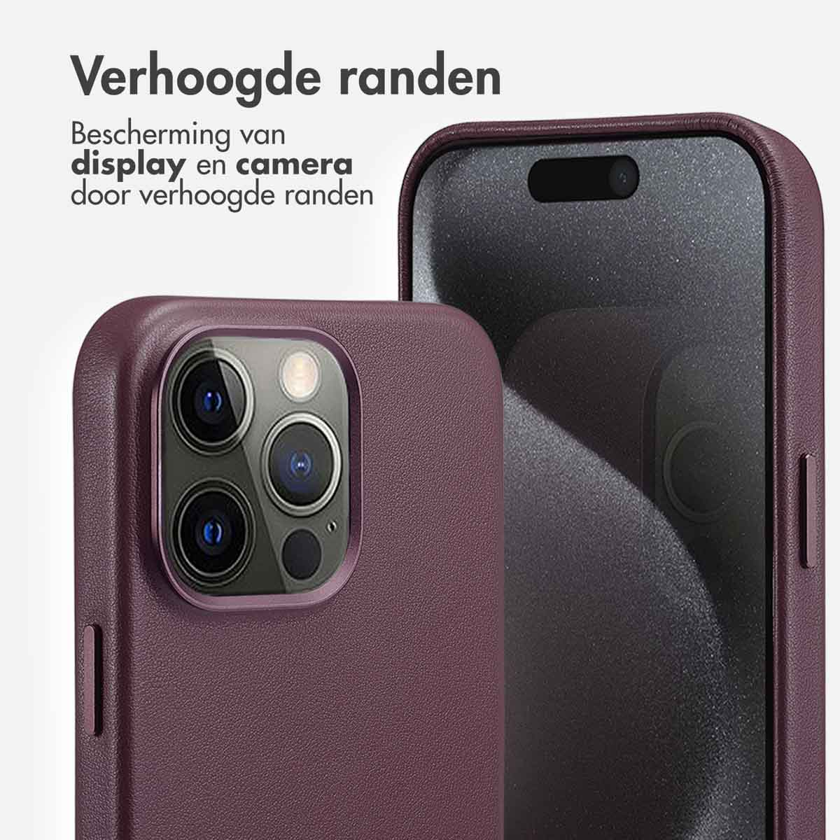 Pruimkleurige telefoonhoes met camerabescherming, naast een telefoon.