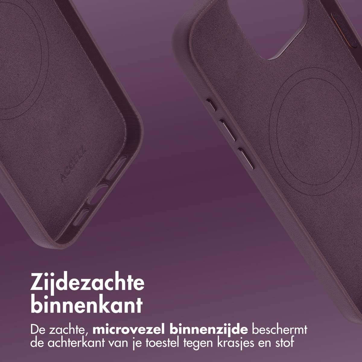 Close-up van de binnenkant van een donkerpaars telefoonhoesje. Tekst: Zacht van binnen. Microvezel beschermt de achterkant tegen krassen.