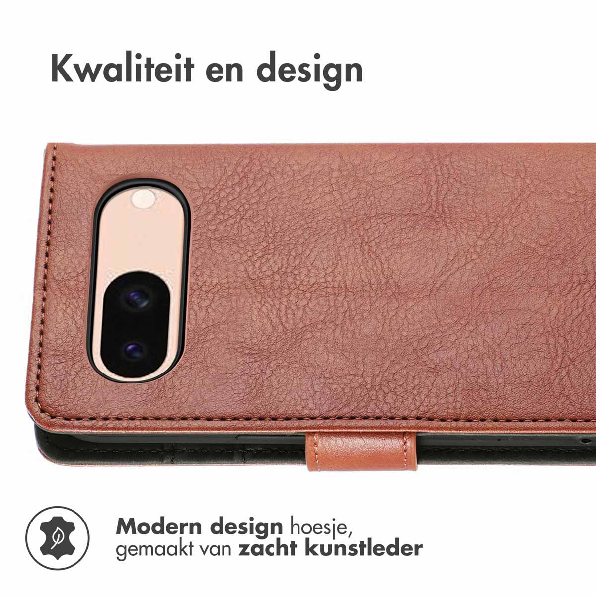 Close-up van een bruin leren telefoonhoesje met stiksels. Het telefoonhoesje heeft een gouden camera-uitsparing.