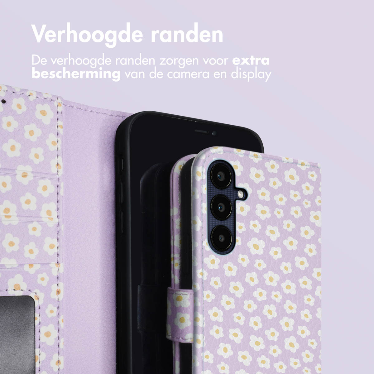 Paarse telefoonhoes met wit bloemenpatroon. De telefoon zit in de hoes, open.
