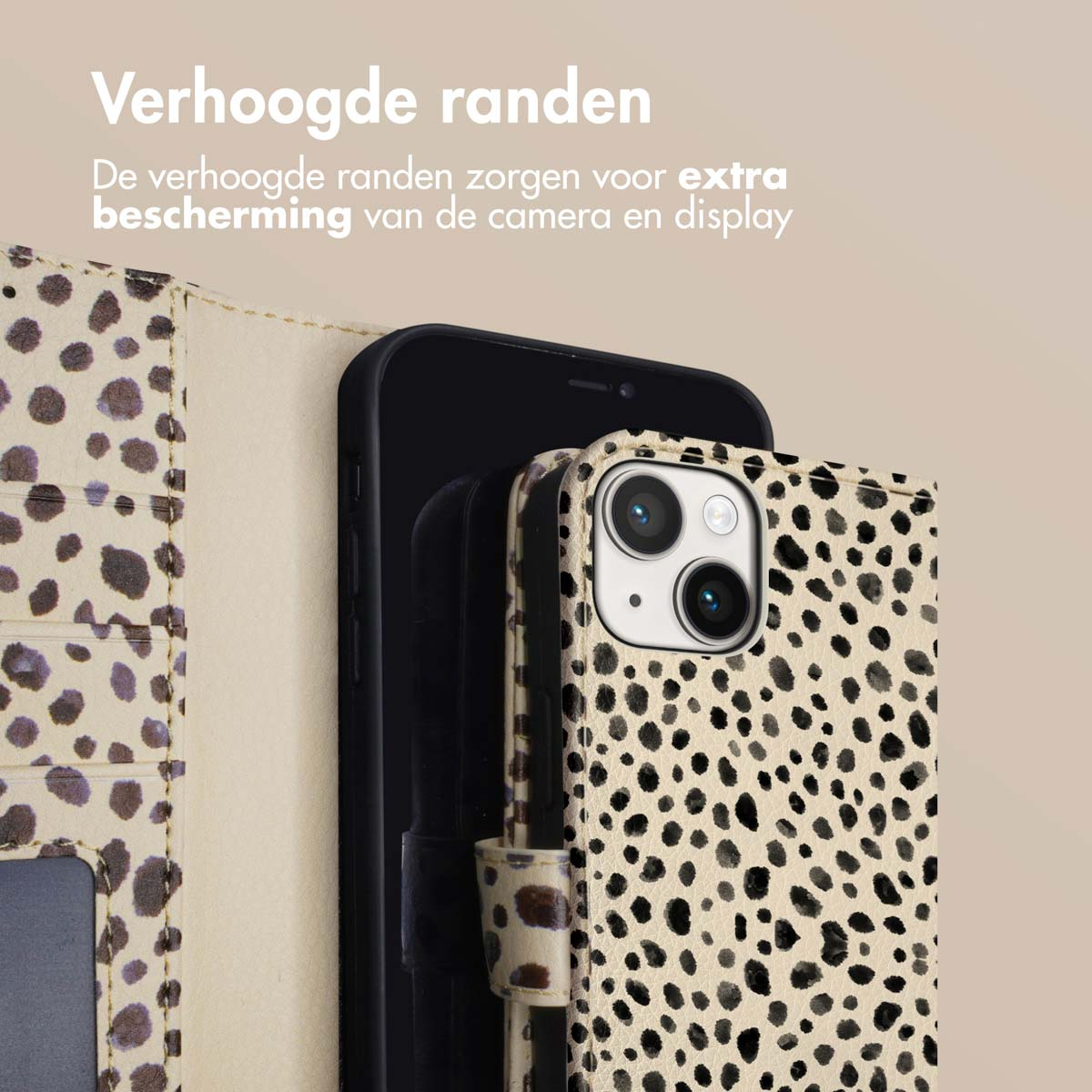 Telefoonhoesje met beige achtergrond en zwarte stippen. De telefoon zit in de hoes.