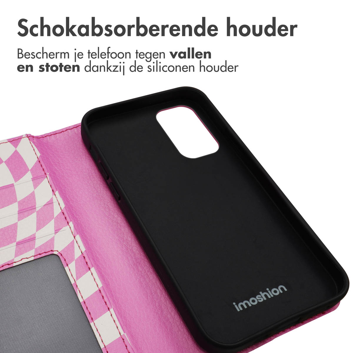 Innenraum der rosa Handyhülle. Schwarzes Telefon im Case. Pink-weißes Schachbrettmuster.