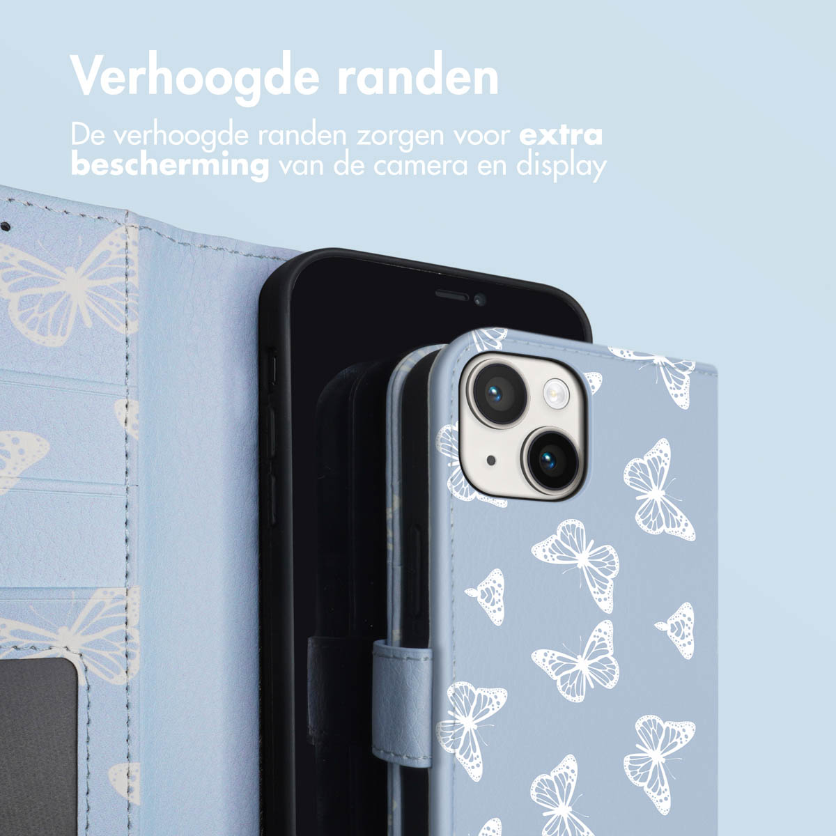 Hellblaue Handyhülle mit weißem Schmetterlingsdesign. Ein Telefon ist eingesetzt. Die Hülle hat erhöhte Kanten.