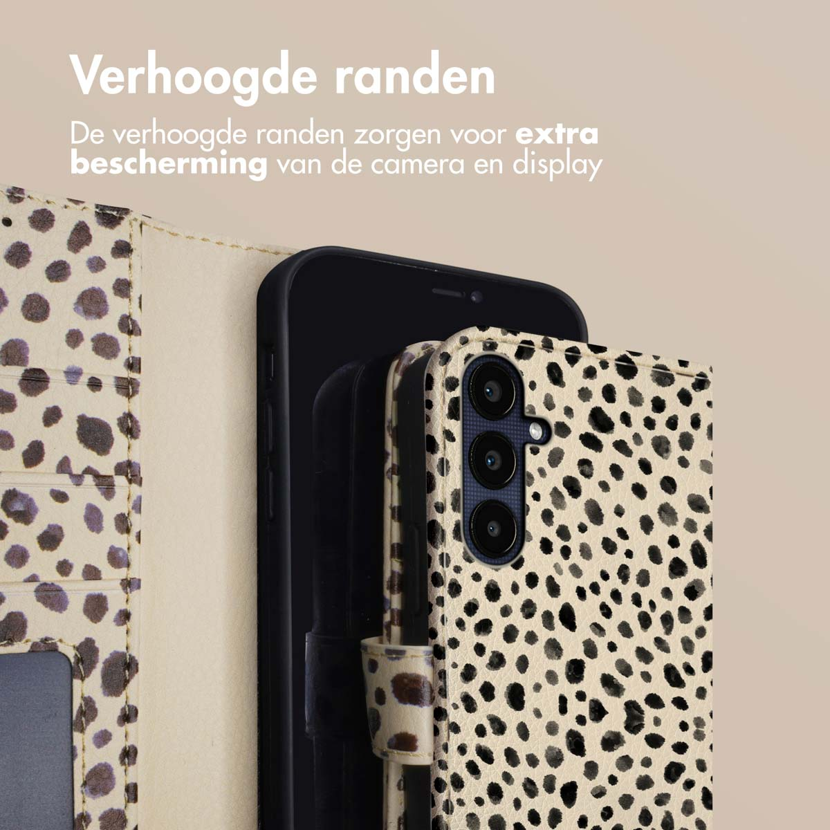 Étui de téléphone avec un motif léopard. Le téléphone a un écran noir et des découpes pour la caméra.