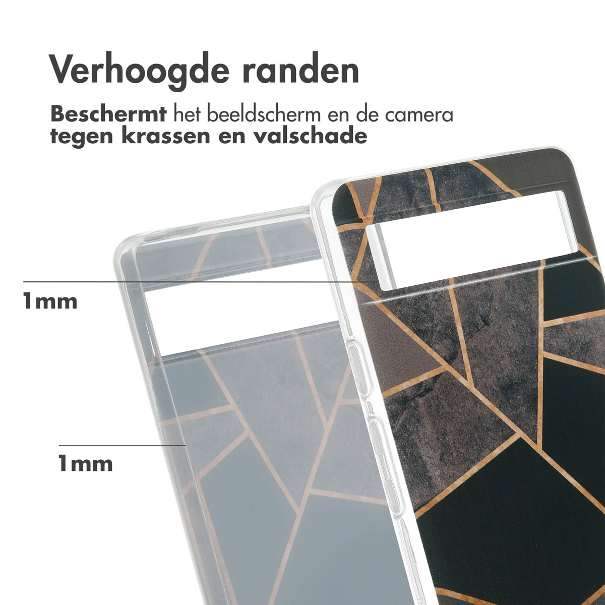 Transparante telefoonhoes met geometrisch zwart en goud design. Een telefoon zit erin, de pasvorm.