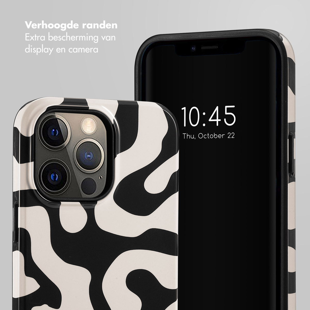 Telefoon in een zwart-witte hoes met een patroon, naast een telefoon met een zwart scherm. Tijd wordt weergegeven.