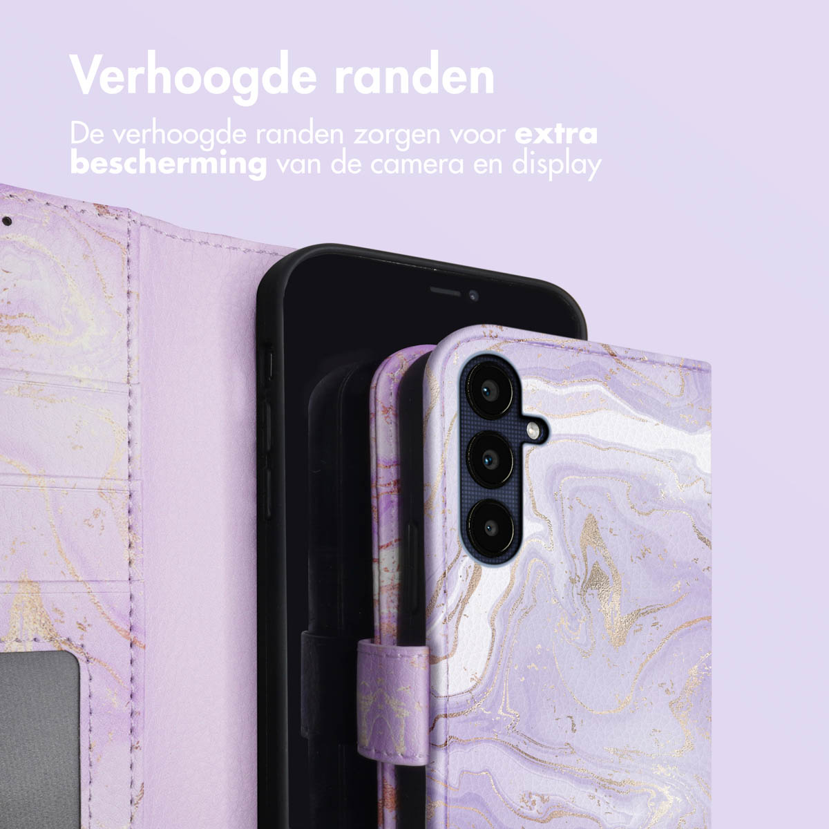 Coque violette avec design marbré. Texte: Bords surélevés. Téléphone à l'intérieur. Accents dorés visibles.