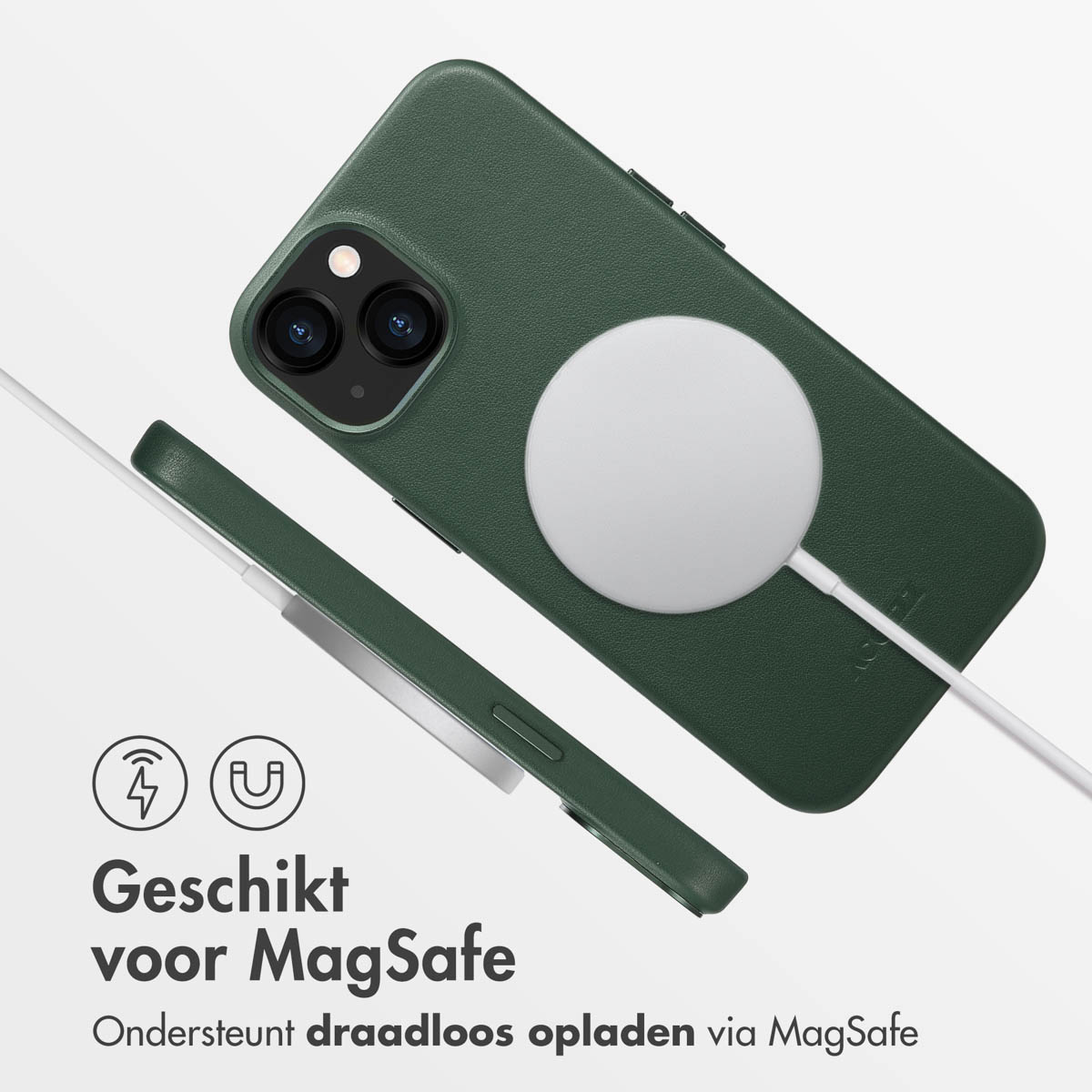 Coque de téléphone verte avec un chargeur MagSafe blanc attaché. La coque est verte et le chargeur est blanc.