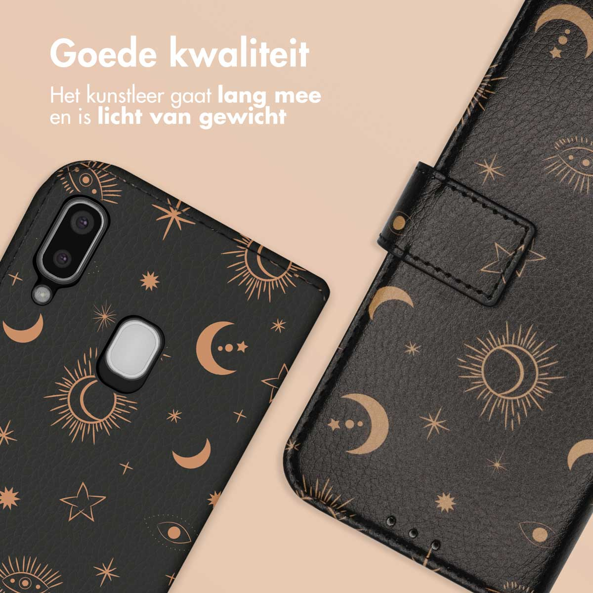 Een telefoonhoesje met een zwart oppervlak met gouden manen en sterren. De hoes is van leer en lichtgewicht.