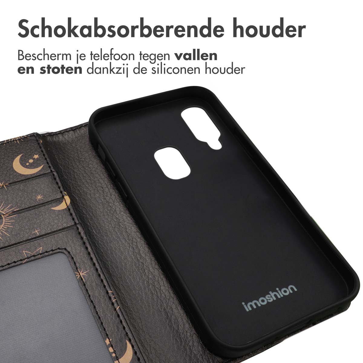 Zwarte telefoonhoes met een portemonnee-functie. De hoes is zwart en heeft een vakje voor kaarten. Er zit een telefoon in.