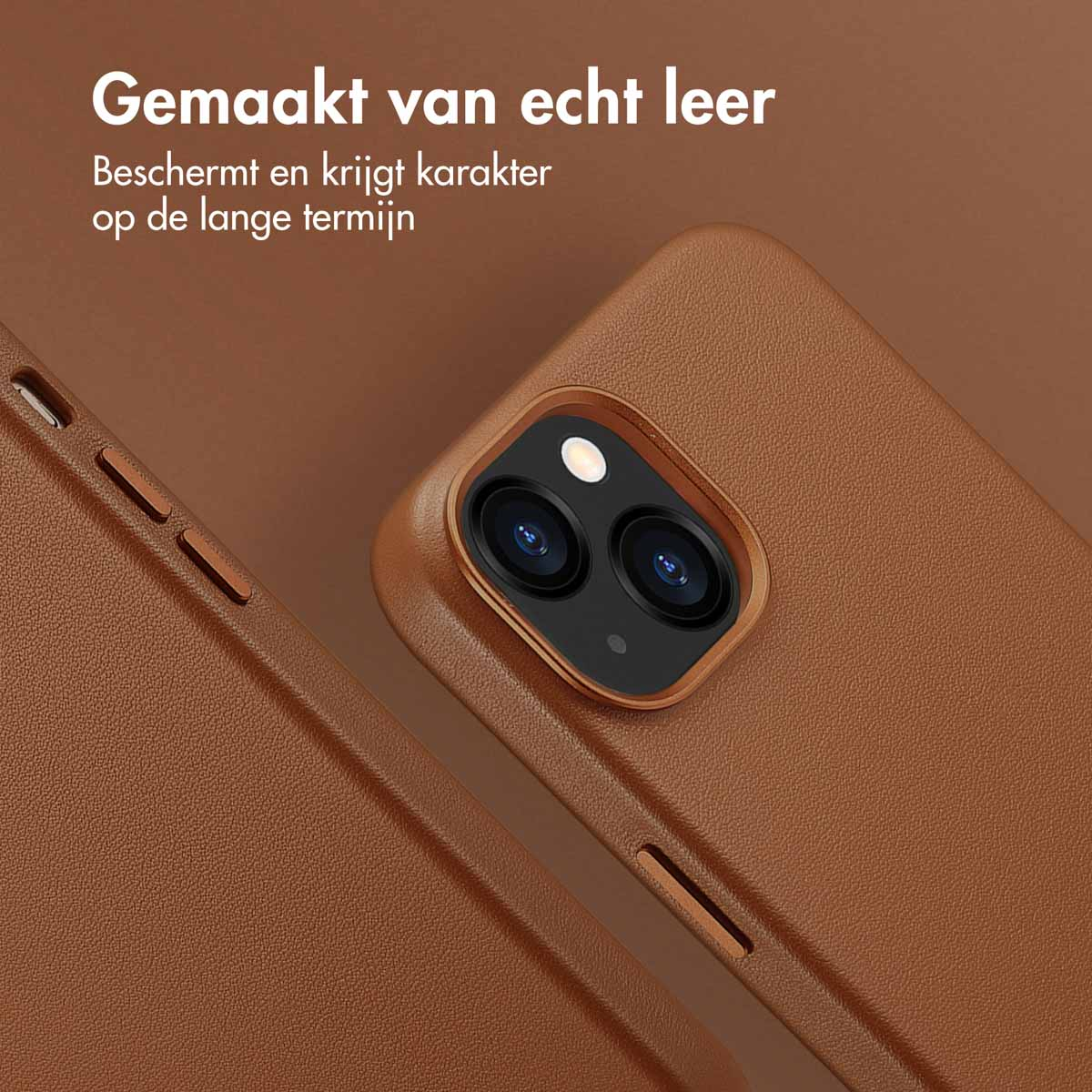 Coque en cuir marron, gros plan sur l'appareil photo. Texte: Fabriqué en cuir véritable.