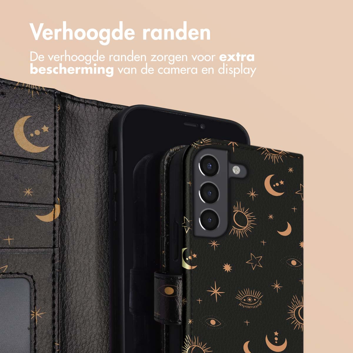 Zwarte telefoonhoes met hemels ontwerp, op zwarte telefoon. De camera is zichtbaar. Beige achtergrond.