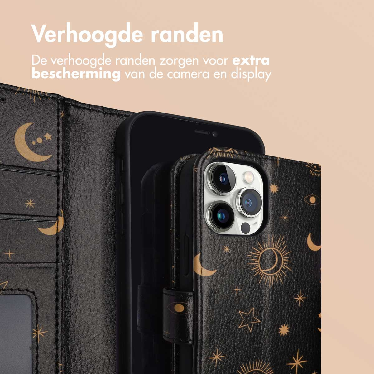Zwarte telefoonhoes met gouden maan- en zonontwerp. Een telefoon zit in de hoes.