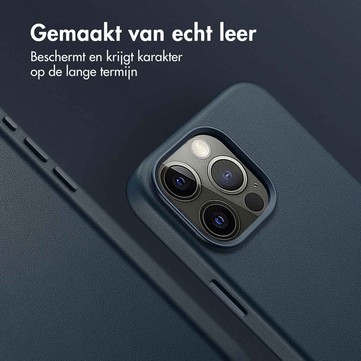 Donkerblauwe telefoonhoes. Close-up van een telefoonhoes. Tekst: Gemaakt van echt leer. Beschermt en krijgt karakter op de lange termijn.