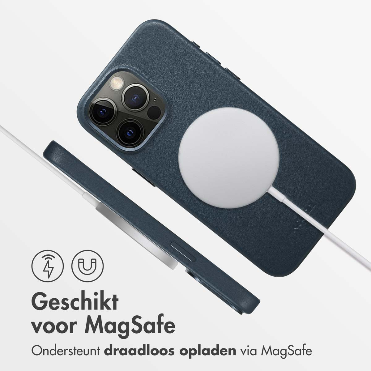 Blauwe telefoonhoes met MagSafe-oplader en witte kabel.