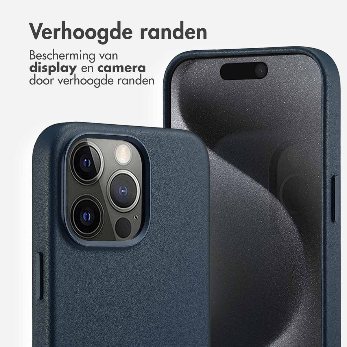 Blauwe telefoonhoes met verhoogde randen. Twee telefoons zijn zichtbaar. Donkere achtergrond.