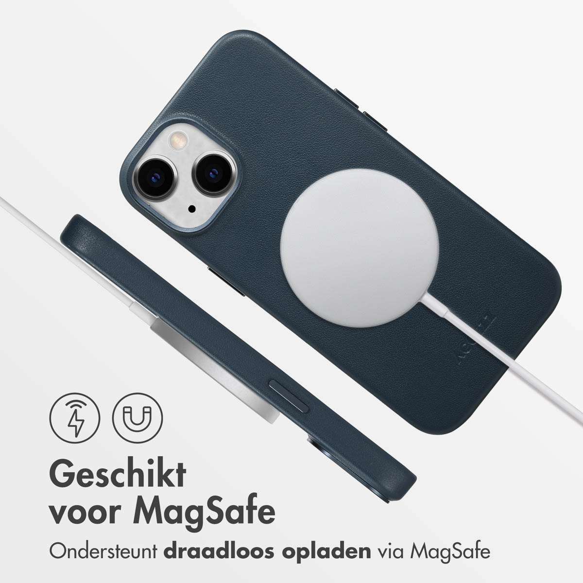 Telefoon, hoesje en oplader. De hoes is blauw. Een witte oplaadcirkel staat op de hoes.