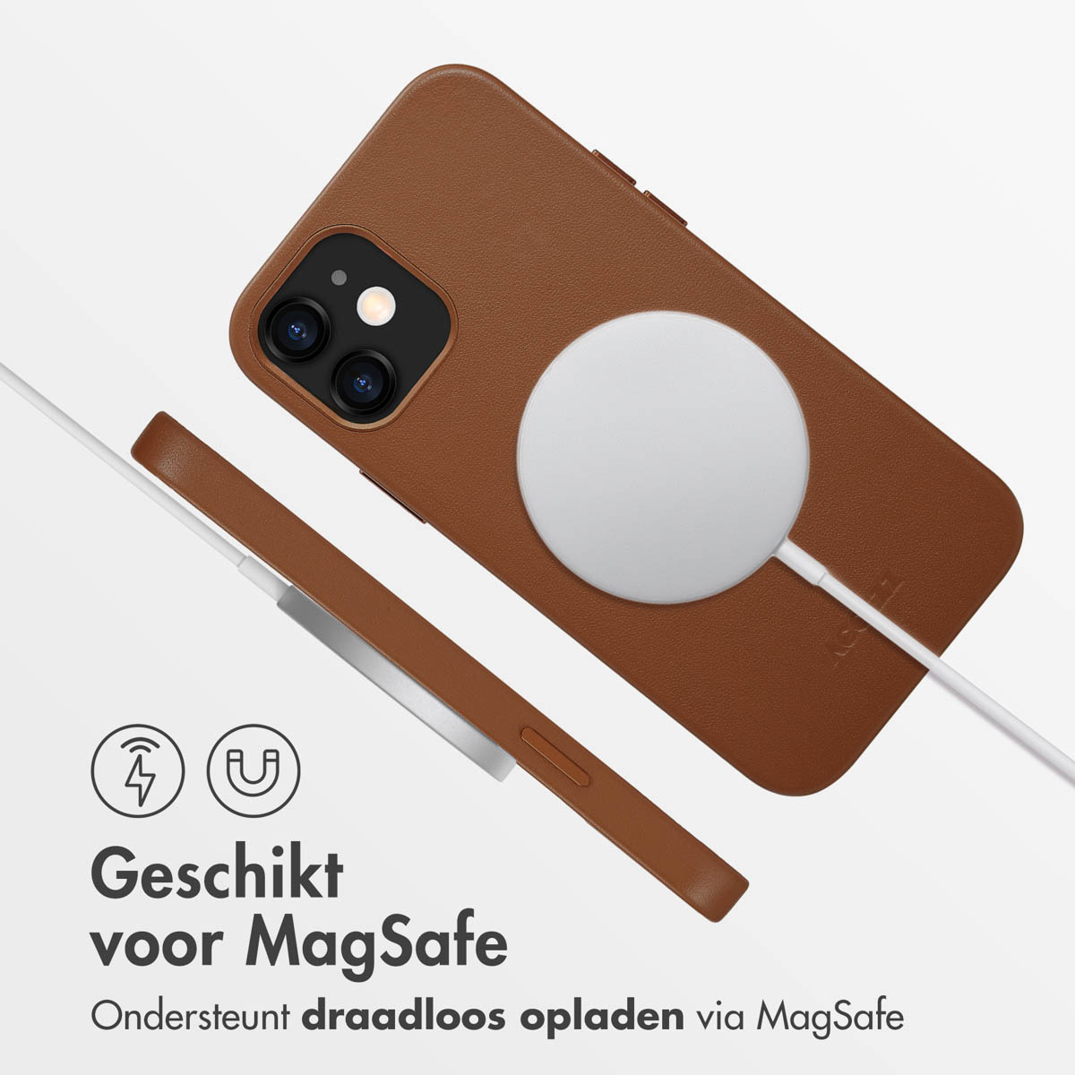 Bruine telefoonhoes met een witte oplader en een witte MagSafe-oplader, op een witte achtergrond.