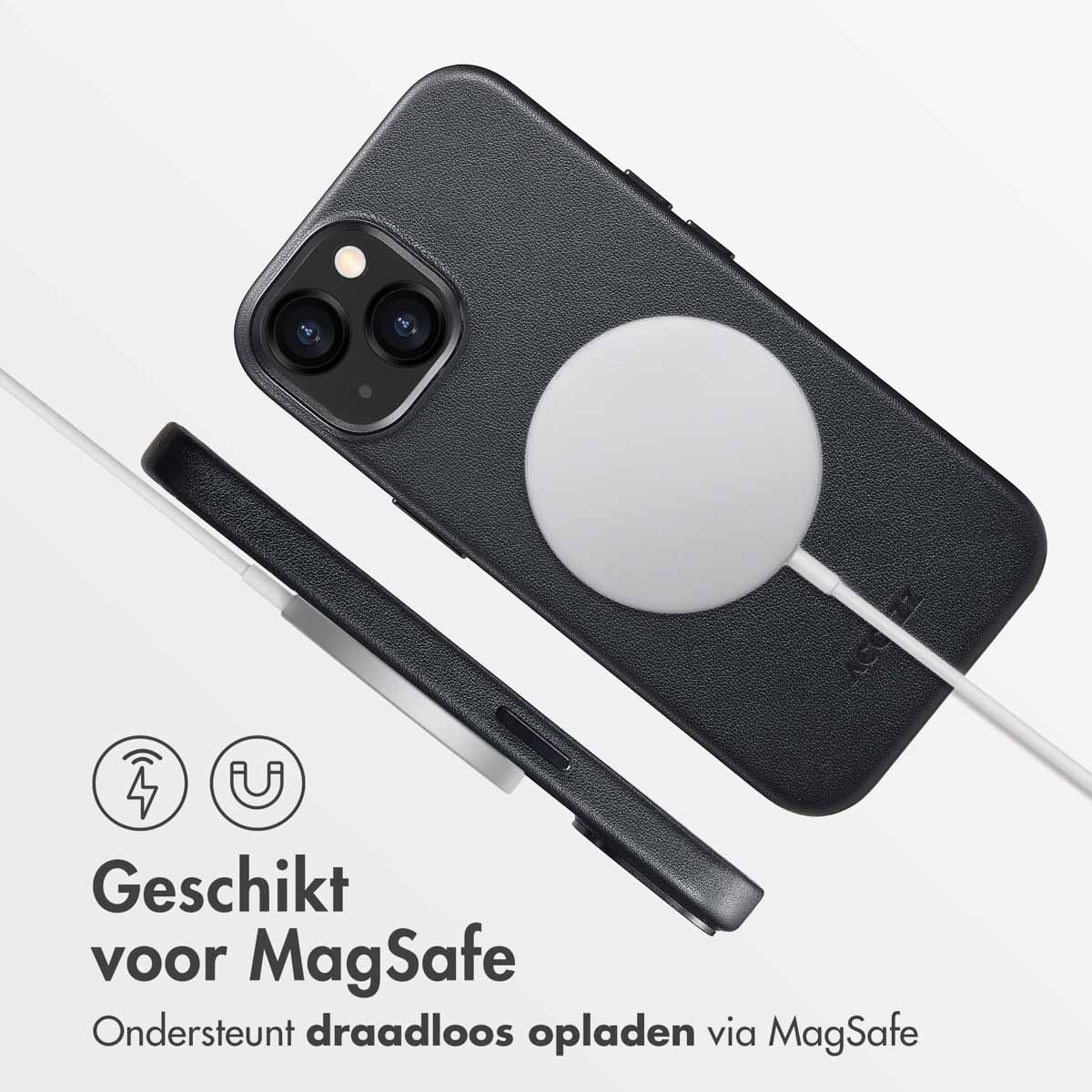 Zwarte telefoonhoes met MagSafe. Witte cirkelvormige oplader bevestigd. Draadloos opladen via MagSafe.