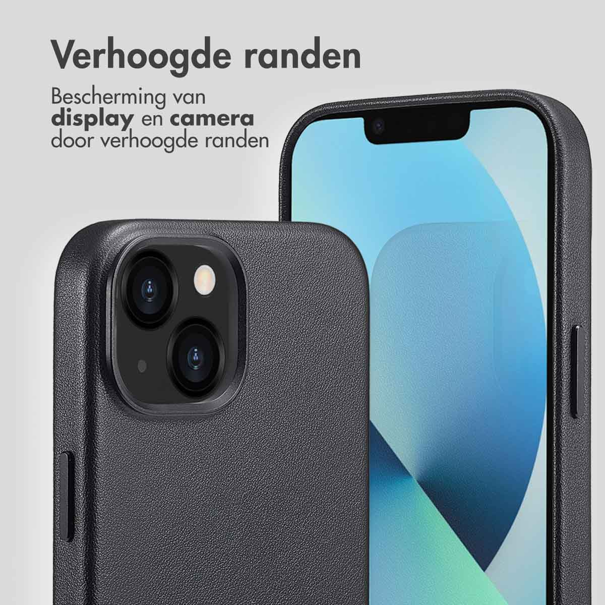 Een close-up van een telefoon in een zwarte hoes. Tekst: Verhoogde randen voor display- en camerabescherming.