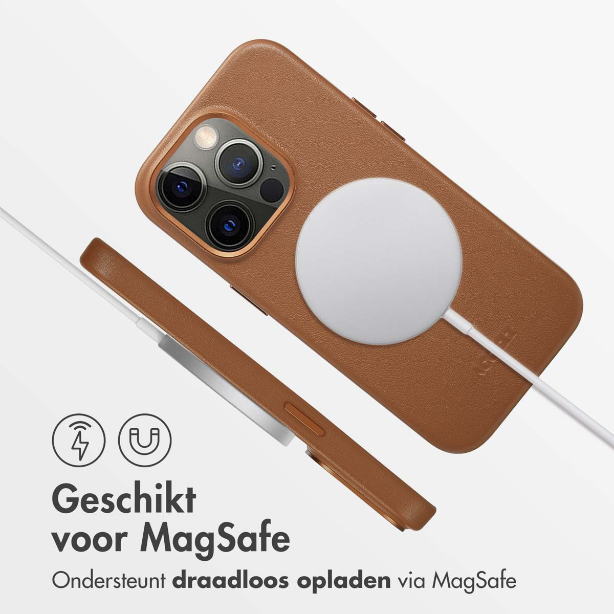 Une coque de téléphone en cuir marron avec un cercle blanc au dos. Un câble de chargement est connecté. Texte : MagSafe.