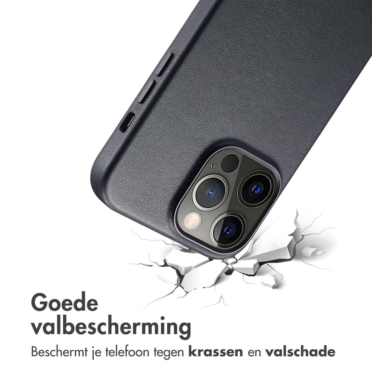 Zwarte telefoonhoes met een telefoon erin. De telefoon valt en staat op het punt de grond te raken.