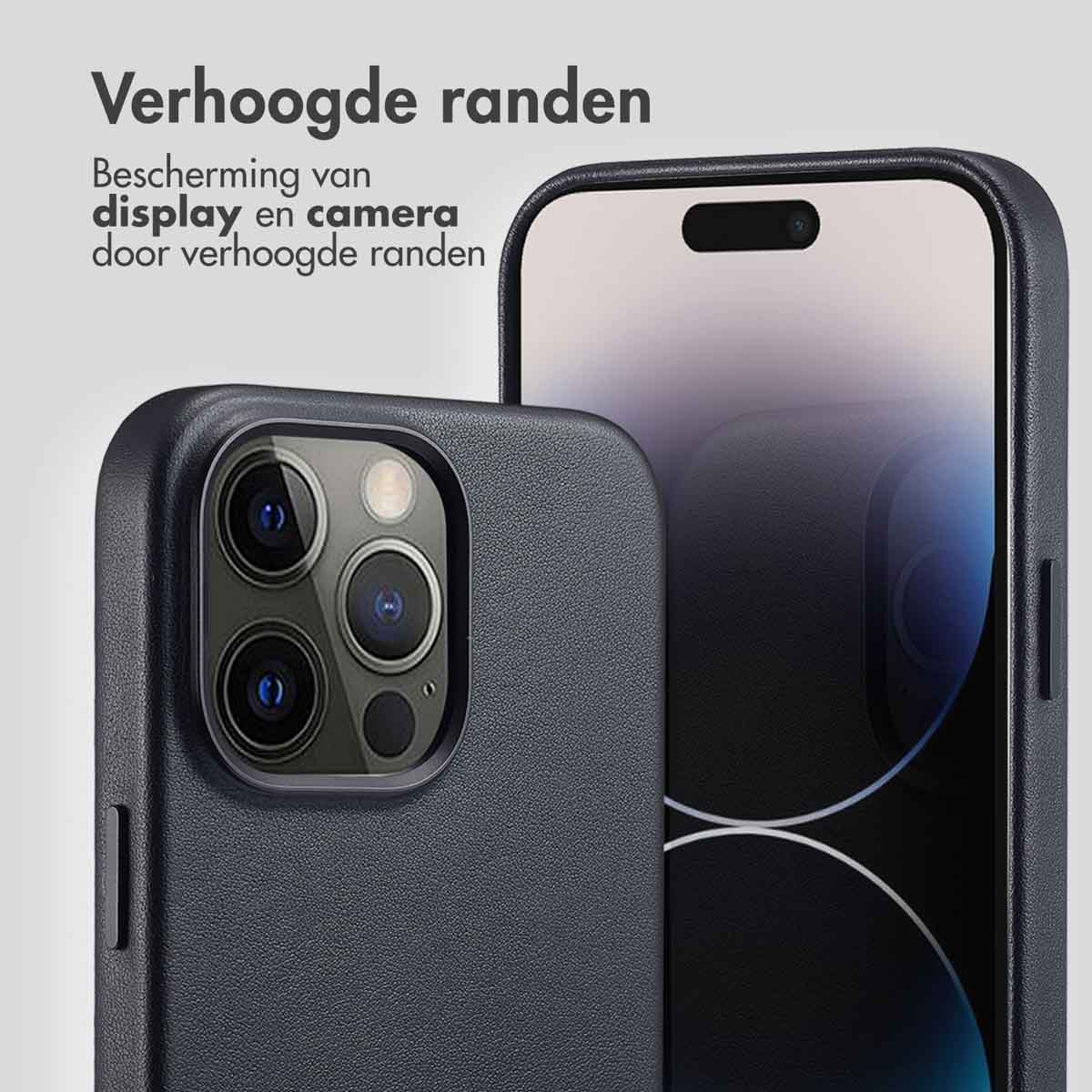 Een donkerblauwe telefoonhoes en een telefoon. De hoes heeft een camera-uitsparing en beschermt het display. Tekst: Verhoogde randen.