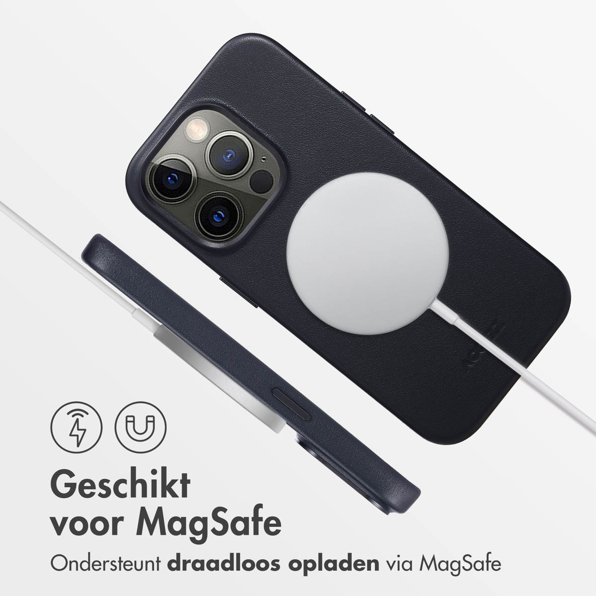 Coque bleu marine avec chargeur MagSafe blanc et un téléphone.