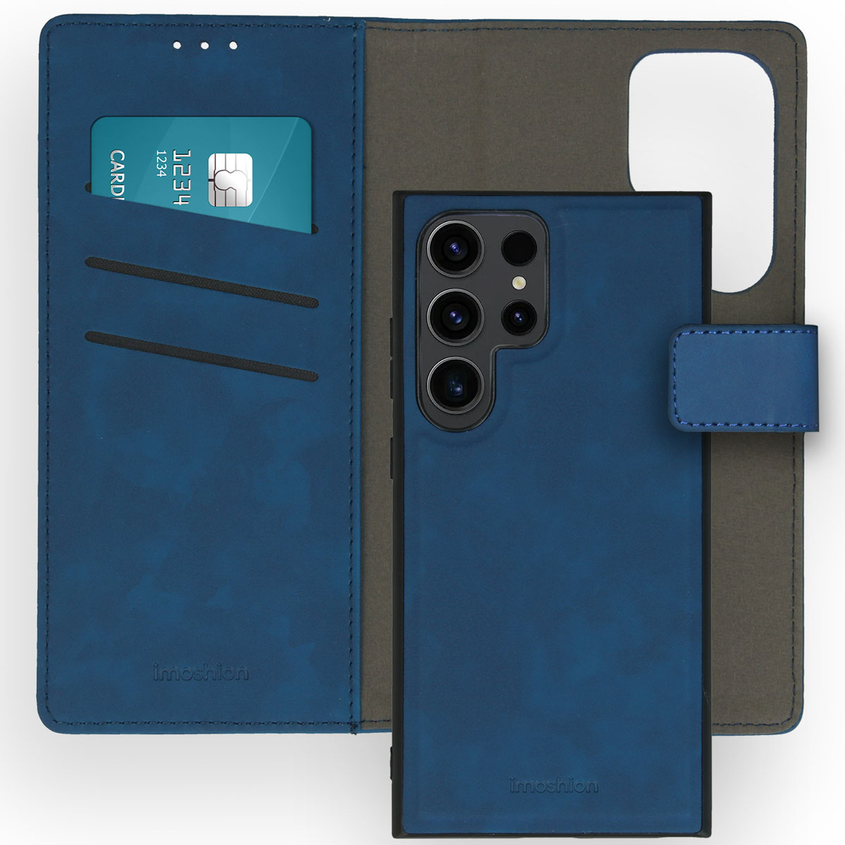Blauwe telefoonhoes, open. Telefoon zichtbaar met creditcard. Donkere achtergrond met tekst.