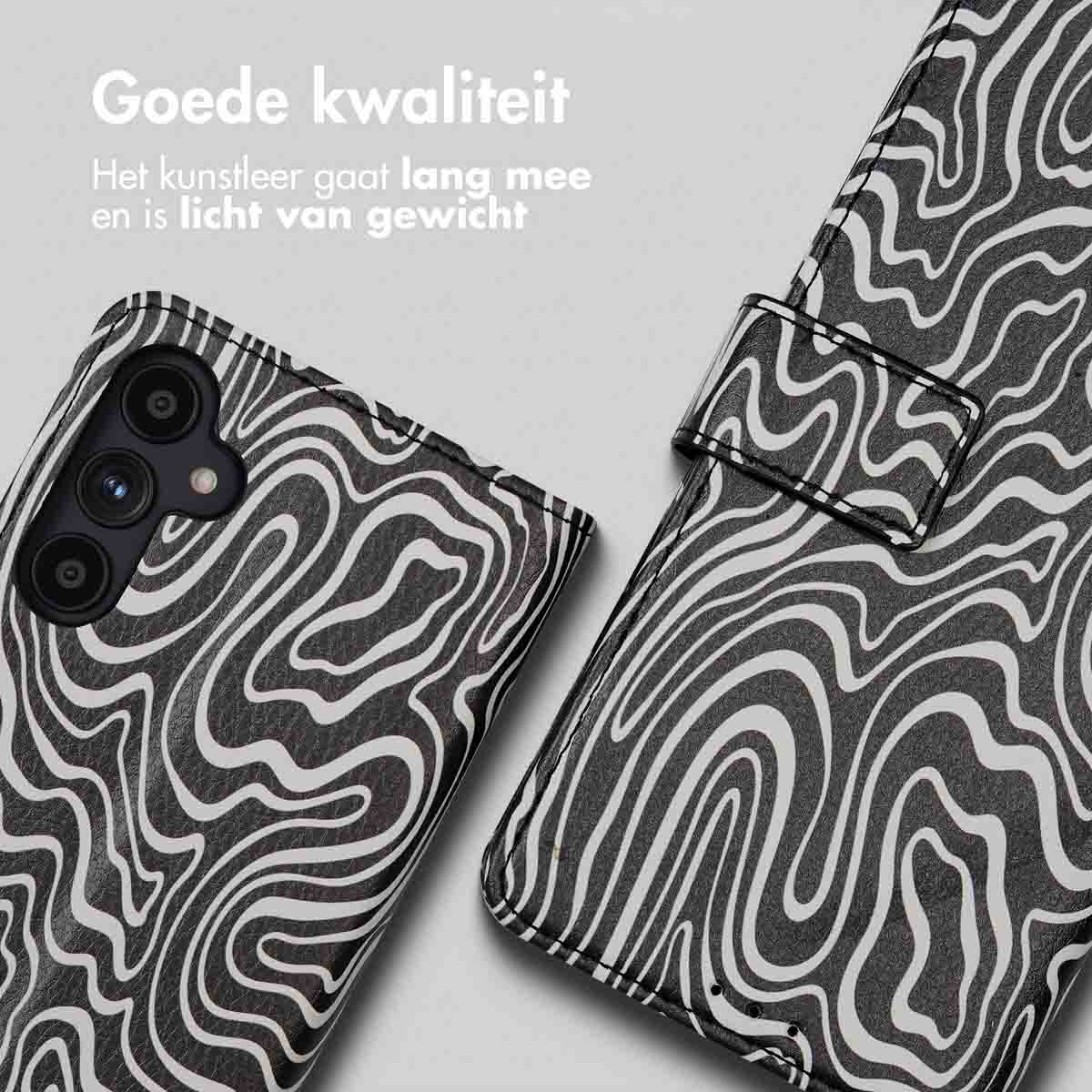 Téléphone dans un étui à motif zébré. Caméra du téléphone visible. Motif noir et blanc.