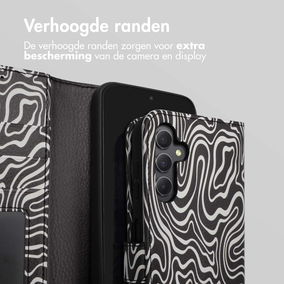 Coque de téléphone avec motif ondulé noir et blanc. Le téléphone est dans la coque.