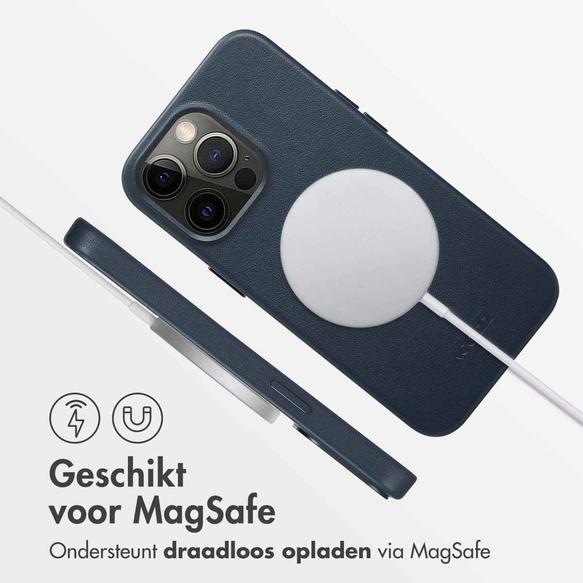 Téléphone avec un étui bleu connecté à un chargeur MagSafe blanc. Texte : 'MagSafe'.