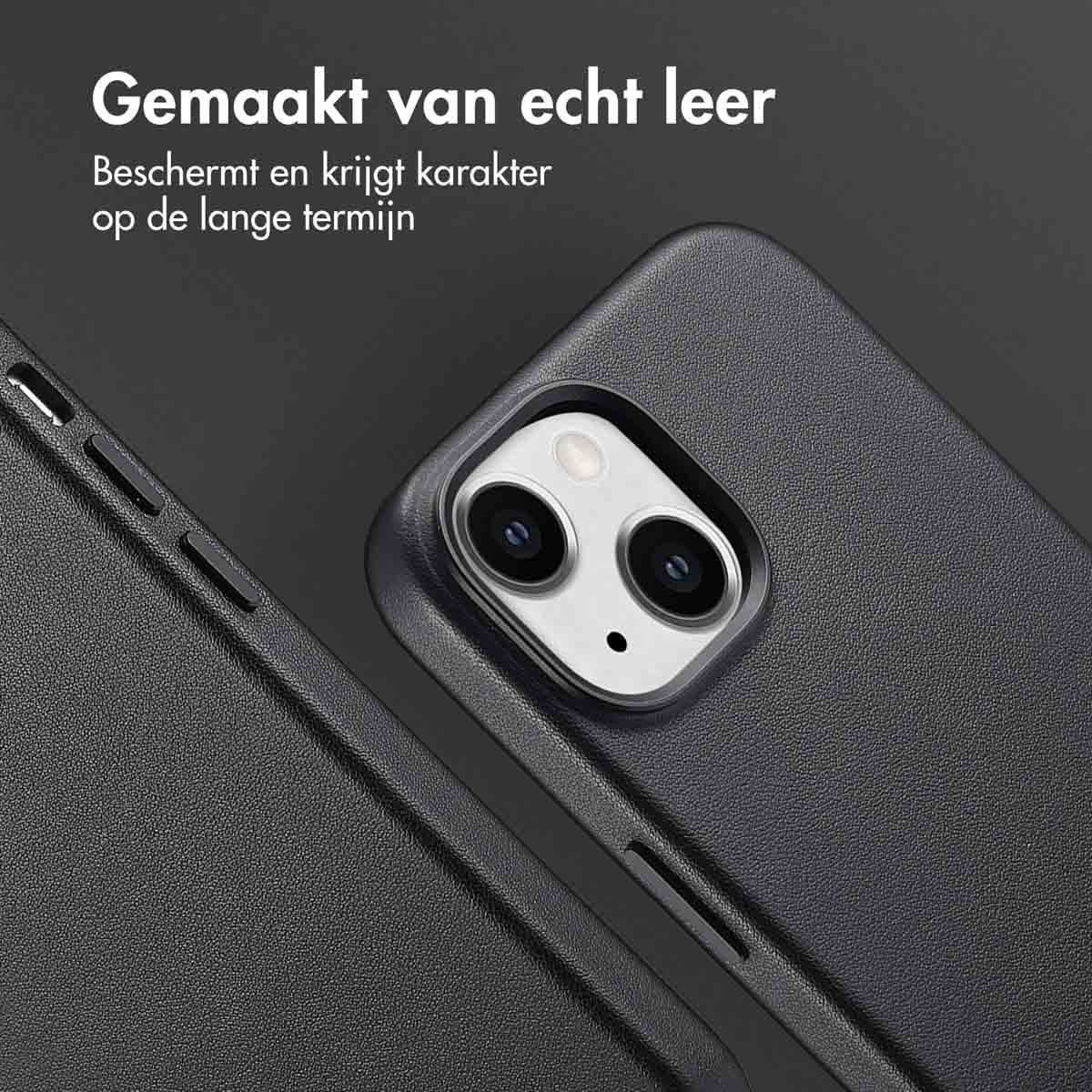 Coque de téléphone en cuir noir avec trois caméras.