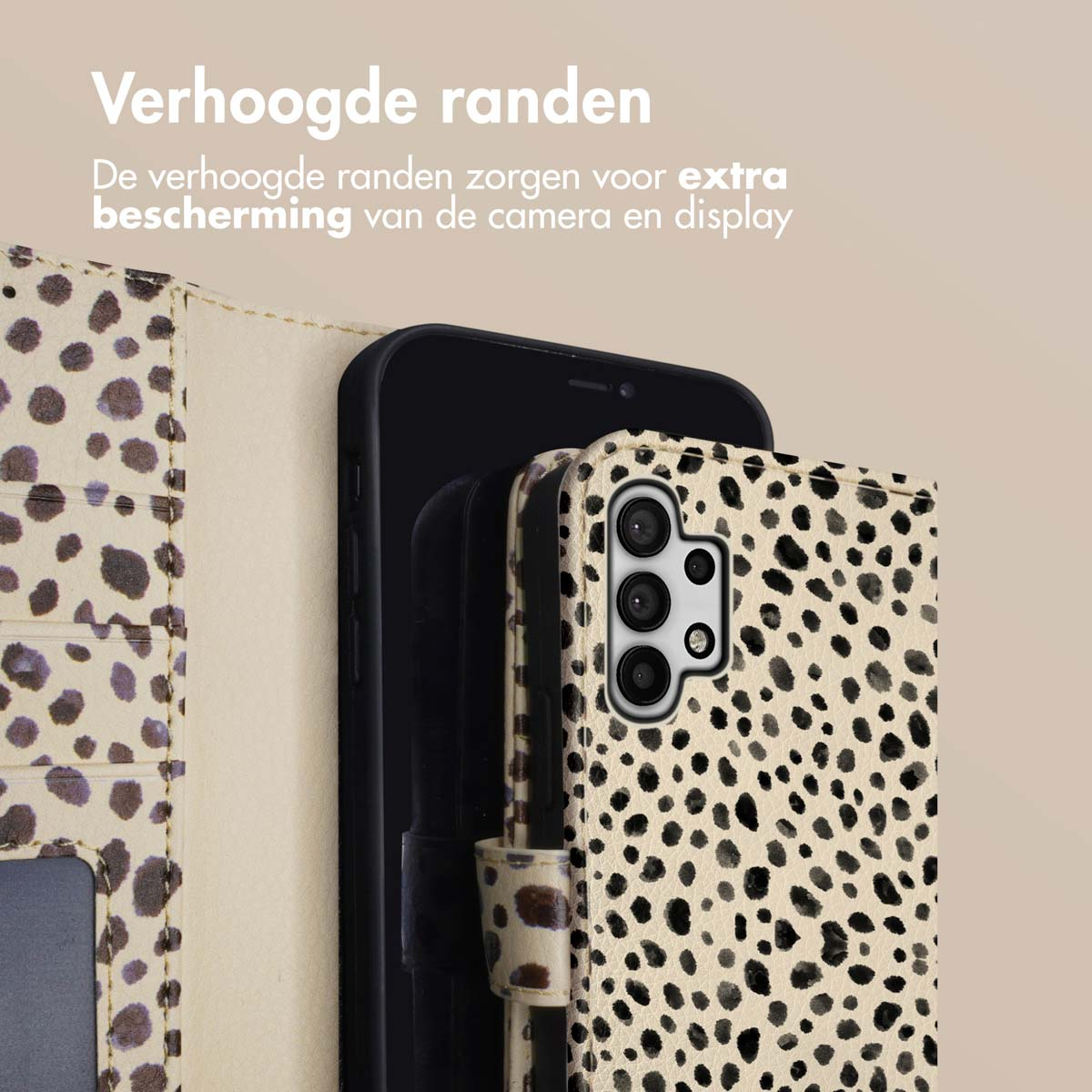 Telefoonhoesje met luipaardpatroon, opengeklapt om een zwarte telefoon te tonen. Tekst: Verhoogde randen.