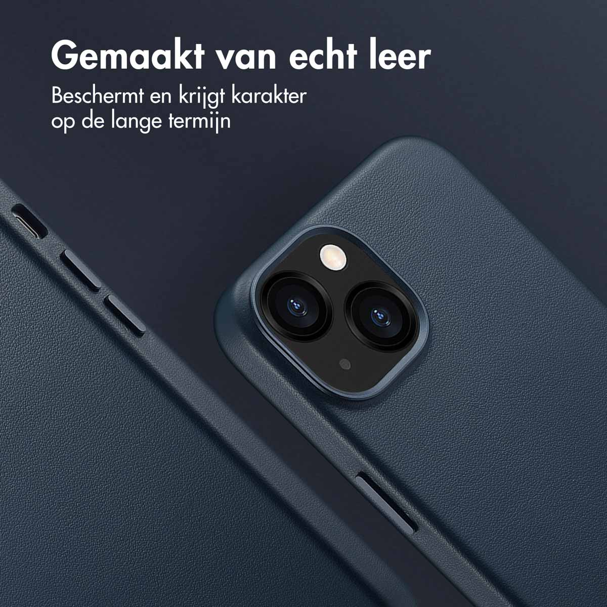 Close-up van een telefoonhoesje, donkerblauw. Het is gemaakt van leer.