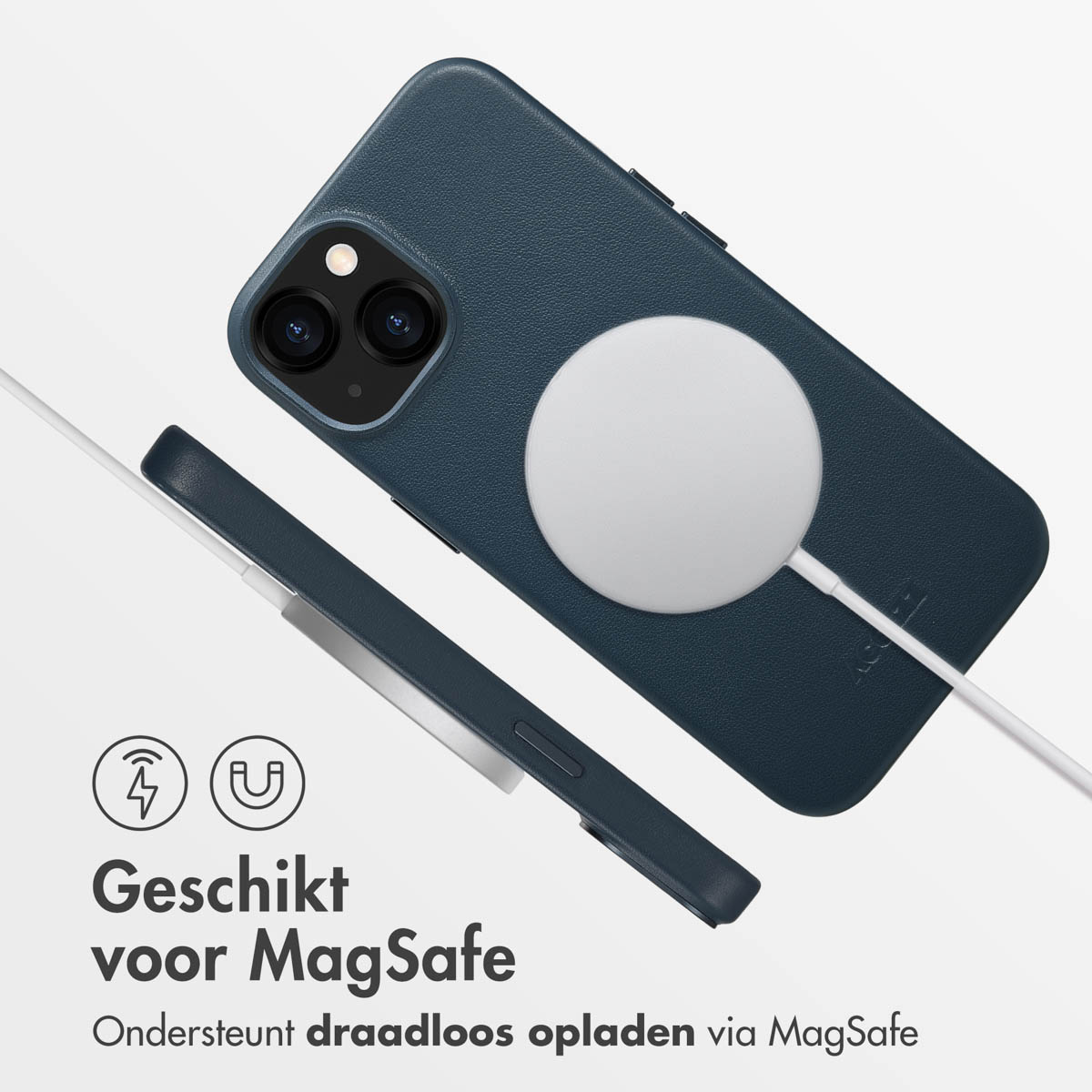Blauwe telefoonhoes met een witte oplaadpad. De tekst zegt 'Geschikt voor MagSafe'.