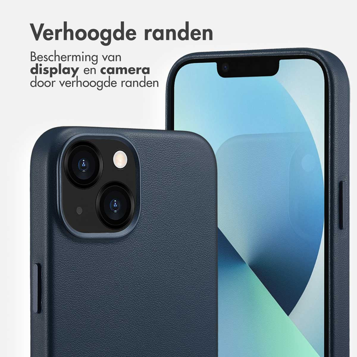 Marineblauwe telefoonhoes met een telefoon erin. Het scherm van de telefoon is zichtbaar. Hoes heeft opstaande randen.