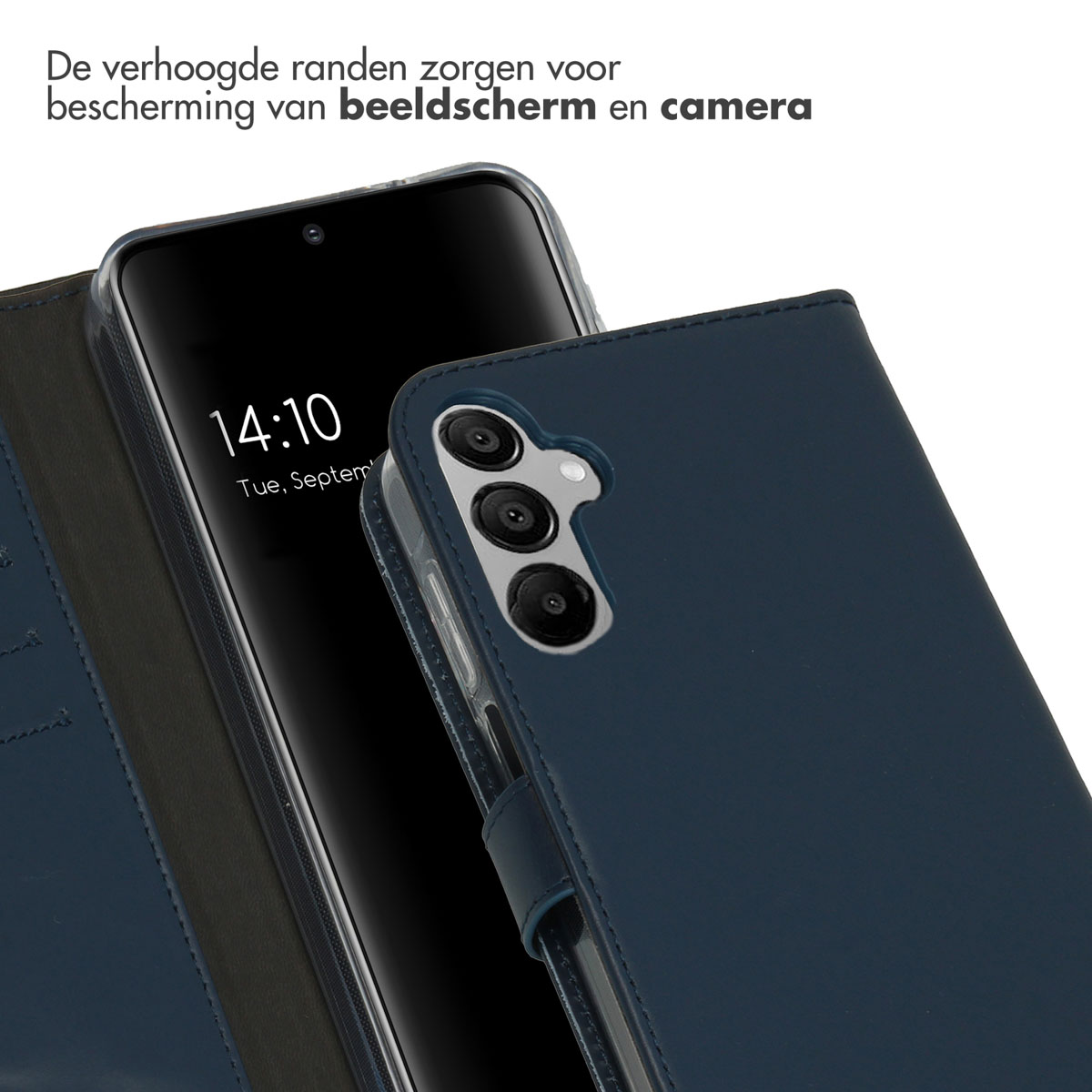 Close-up van een telefoon in een blauwe hoes. Scherm toont tijd en datum. Camera is zichtbaar.