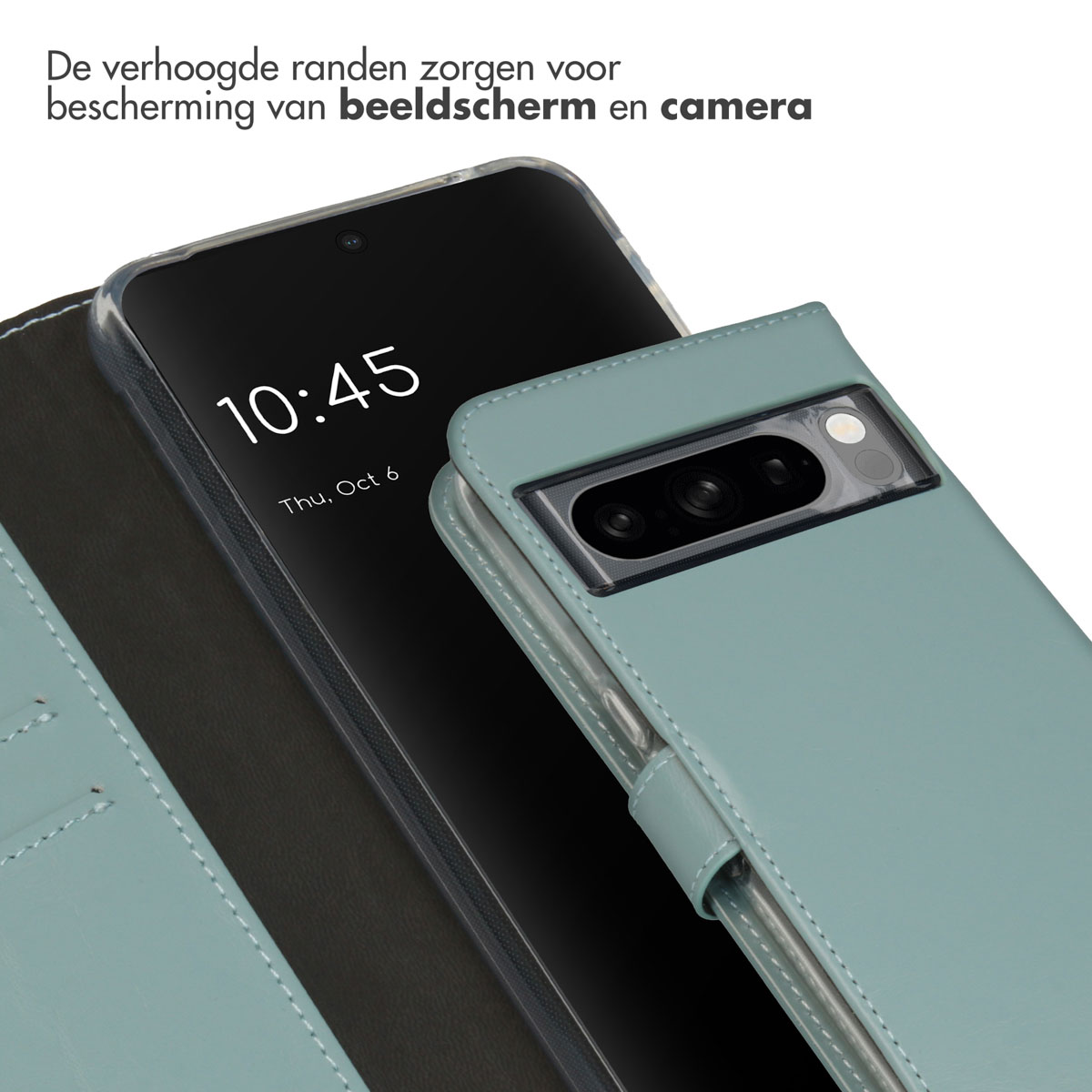 Een telefoon in een blauwgroene hoes, met de tijd erop. De hoes is open, het scherm zichtbaar.