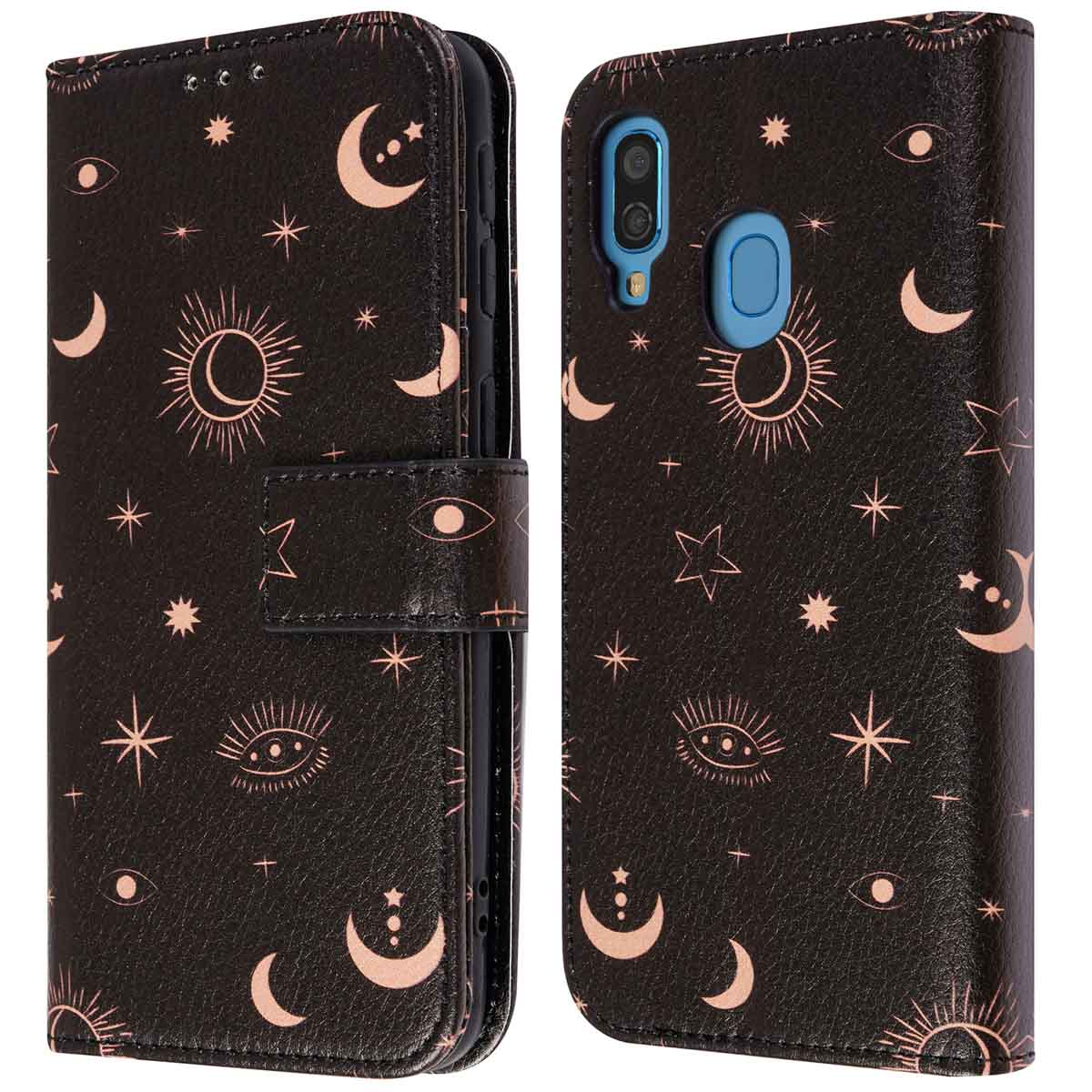 Zwarte telefoonhoes met maan- en sterrenpatroon. De telefoon zit erin en de hoes is open.