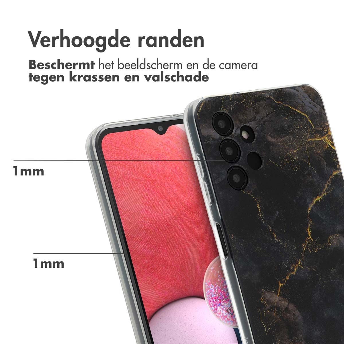 Telefoonhoesje met zwart en goud marmerontwerp. Het telefoonscherm en de camera zijn zichtbaar.
