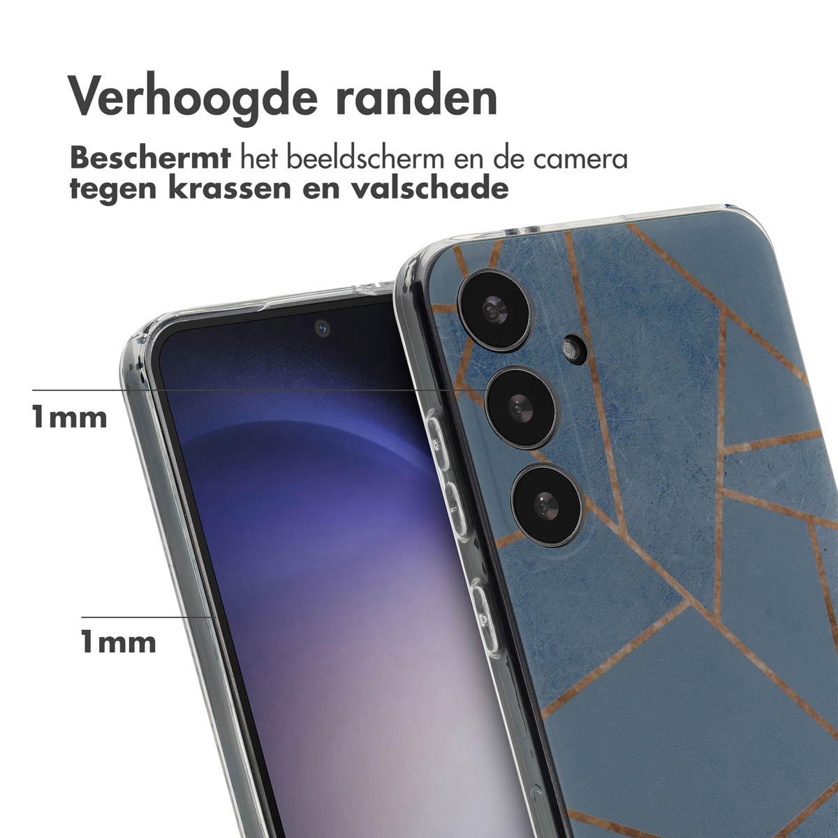 Primo piano di una custodia per telefono geometrica blu e oro. Il telefono è all'interno, i lati sono visibili.
