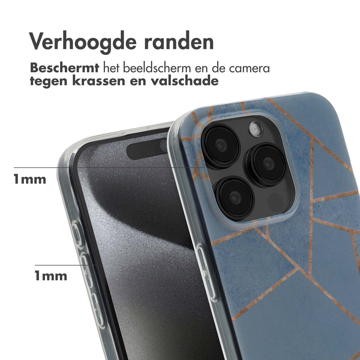 Transparante telefoonhoes, blauw en goud geometrisch design. Telefoon erin. Hoes beschermt scherm en camera tegen krassen.