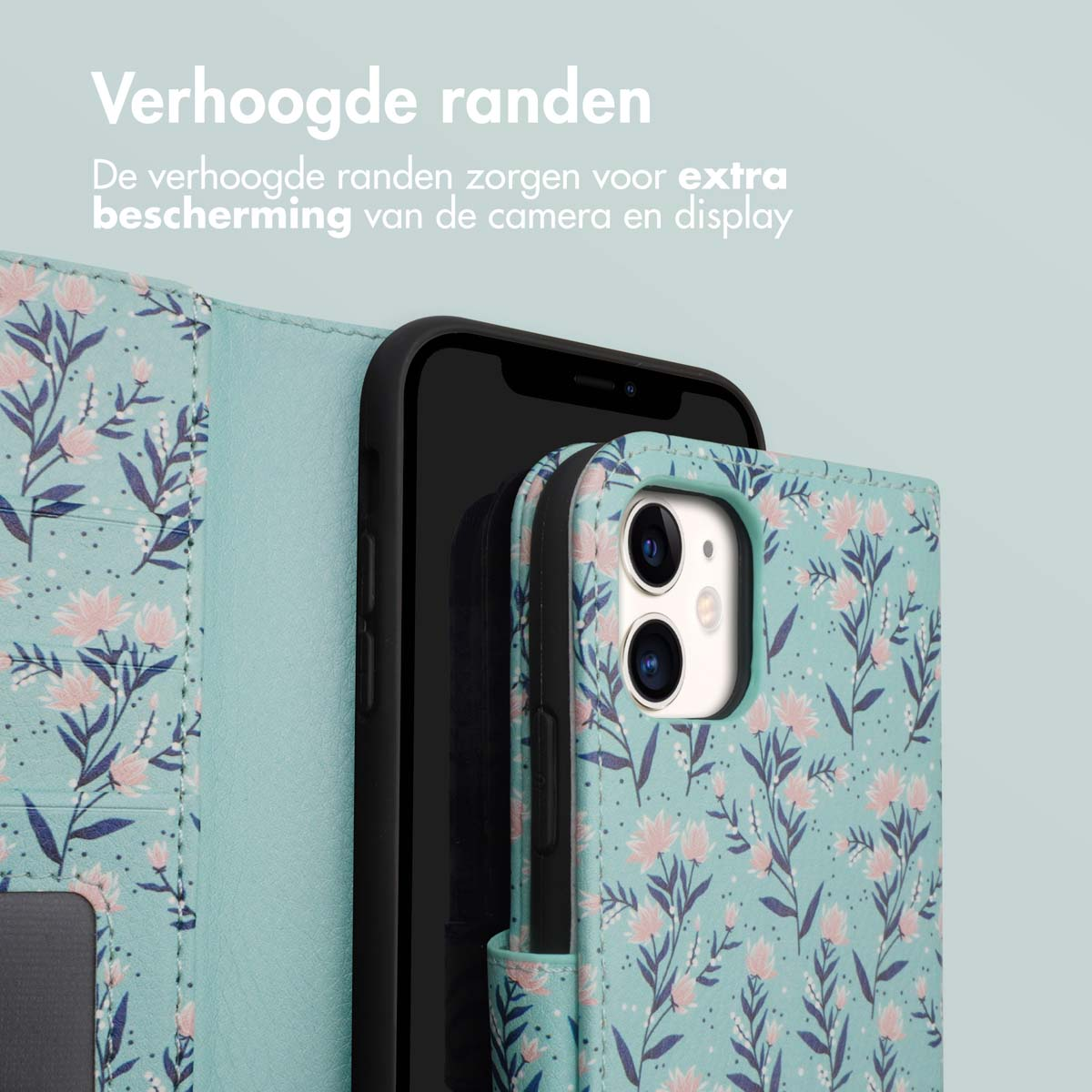 Close-up van een telefoon in een bloemen telefoonhoesje. De hoes is open. Groene achtergrond.