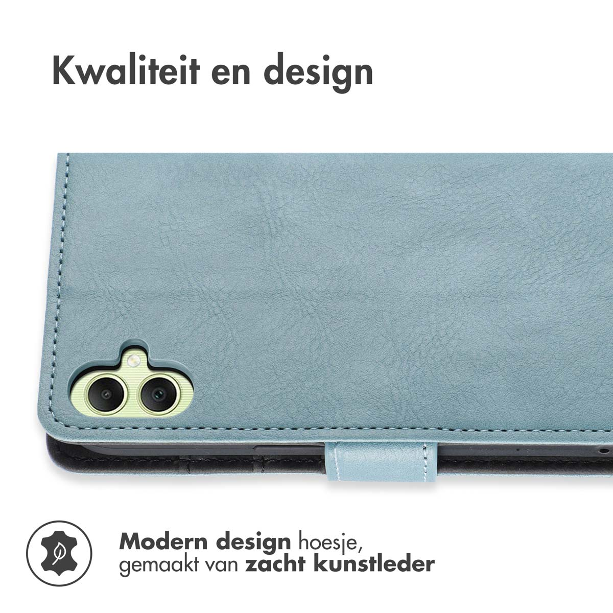 Close-up van een lichtblauwe telefoonhoes. De hoes heeft een camera-uitsparing.