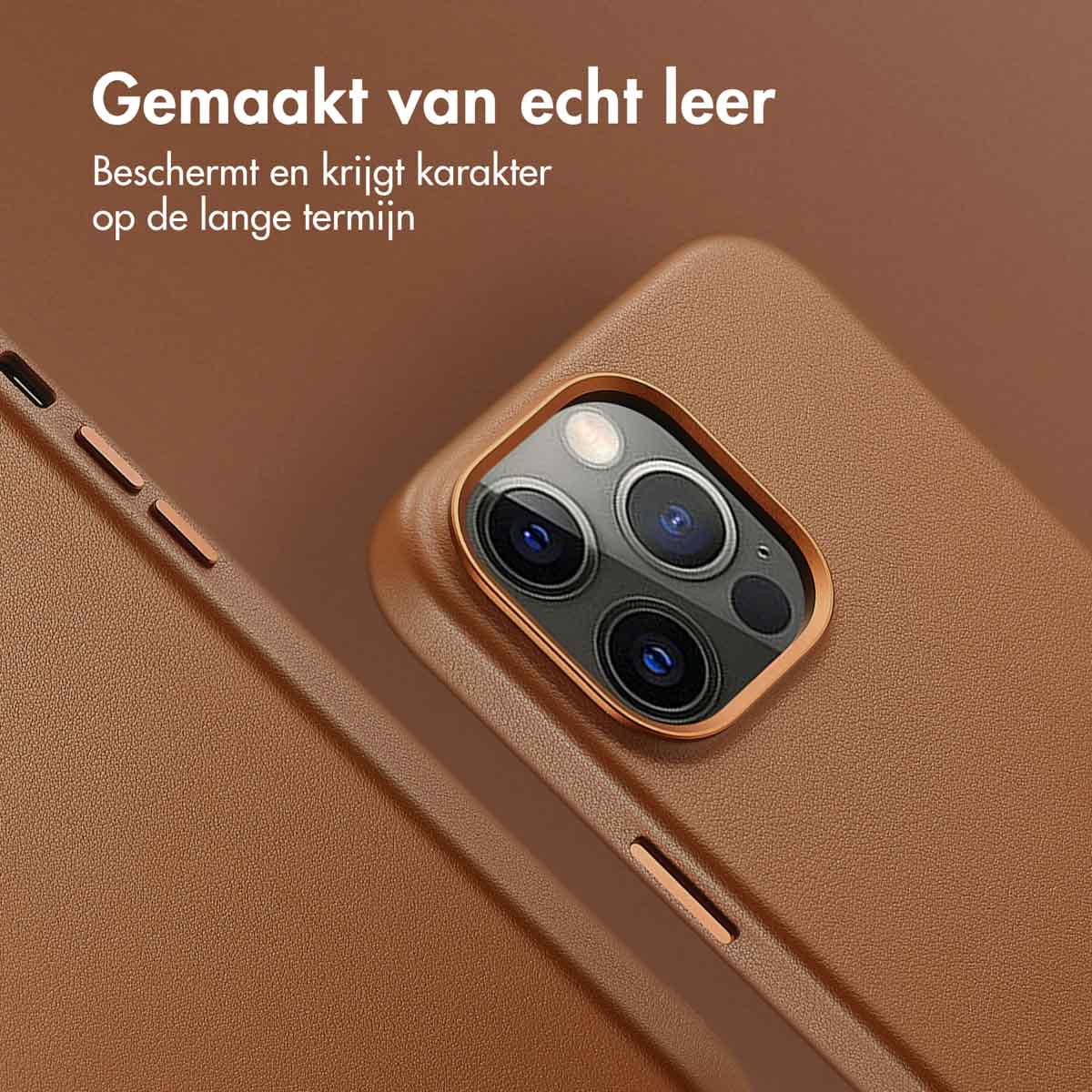 Bruine leren telefoonhoes met een telefoon erin. De camera is zichtbaar.