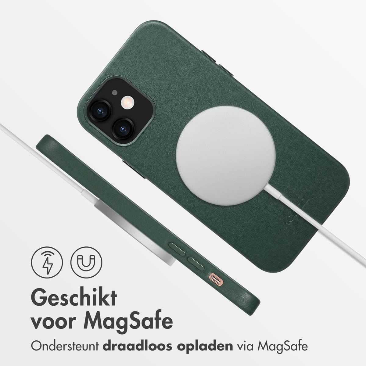 Donkergroen telefoonhoesje met MagSafe-oplader, toont draadloos opladen.