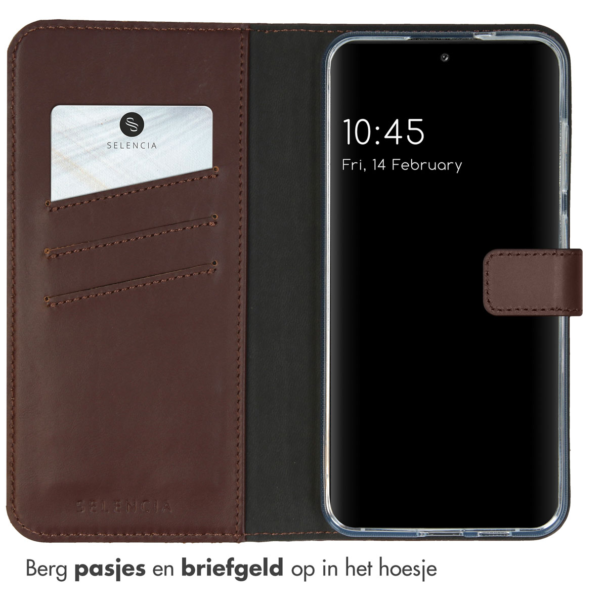 Un téléphone dans un étui en cuir marron. L'écran affiche l'heure. Le fond est blanc.