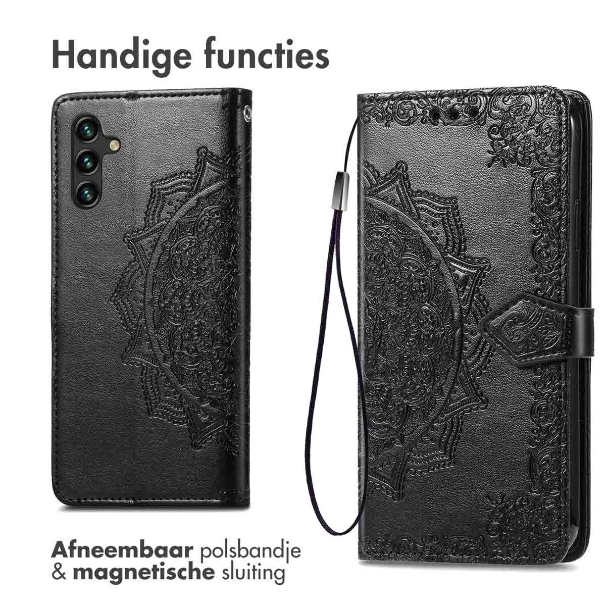 Twee telefoonhoesjes. Eén open, één gesloten. Beide zwart met een gedetailleerd mandala ontwerp.