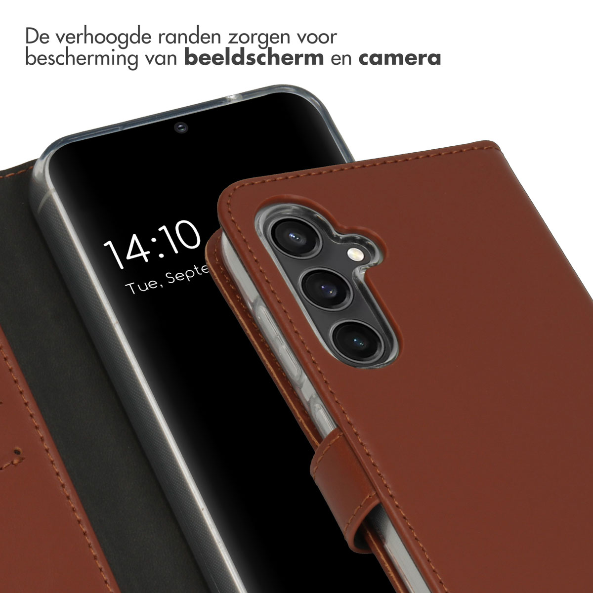 Étui de téléphone marron. L'écran du téléphone affiche l'heure. Téléphone dans un étui marron.